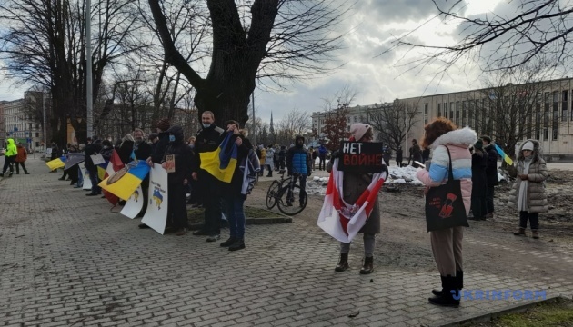 Мешканці Риги зранку безперервно пікетують посольство РФ