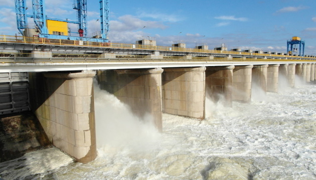 Las tropas rusas toman la central hidroeléctrica de Kajovka y los cruces a través del canal de Crimea del Norte