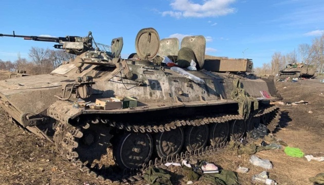 Les troupes ukrainiennes ont brûlé une colonne de véhicules blindés russes près de Gostomel