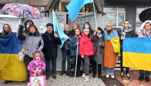 У Стамбулі українці другий день поспіль пікетують консульство РФ
