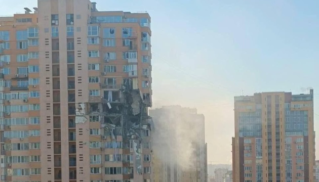 Rakete trifft Hochhaus in Kyjiw