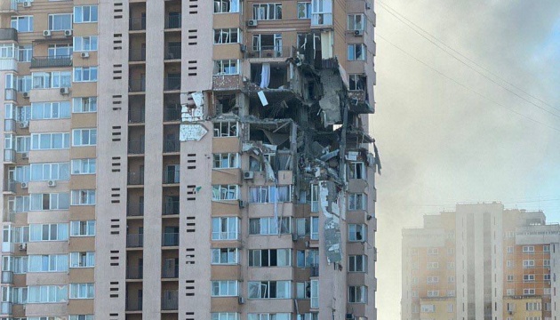 У житловий будинок на вулиці Лобановського в Києві влучила ракета