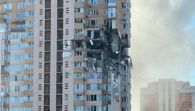 Обстріляному будинку на Лобановського у Києві загрожує руйнування