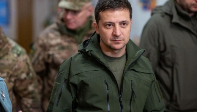 Zelensky sobre los informes falsos: Estoy aquí. No depondremos las armas