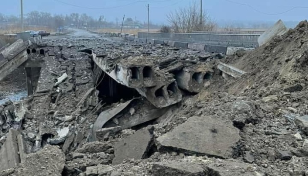 Ситуація щодо російського вторгнення: у Троїцькому зруйнували міст і пошкодили будинки 