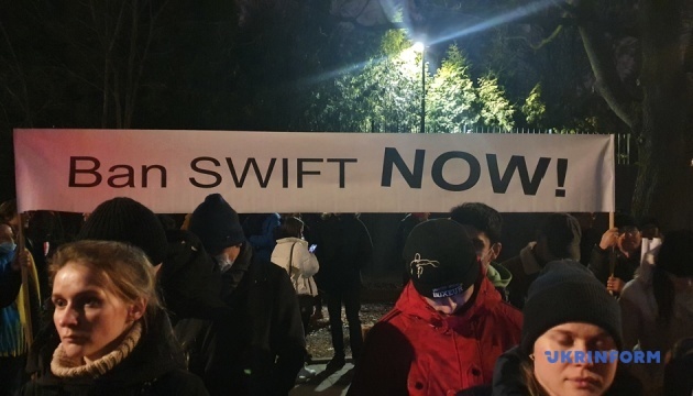 У Варшаві сотні людей під посольством Німеччини вимагали відключення Росії від SWIFT