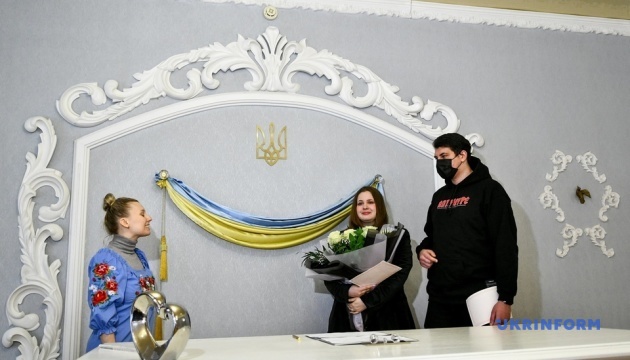 У Запоріжжі попри вторгнення російських військ молодята зіграли весілля