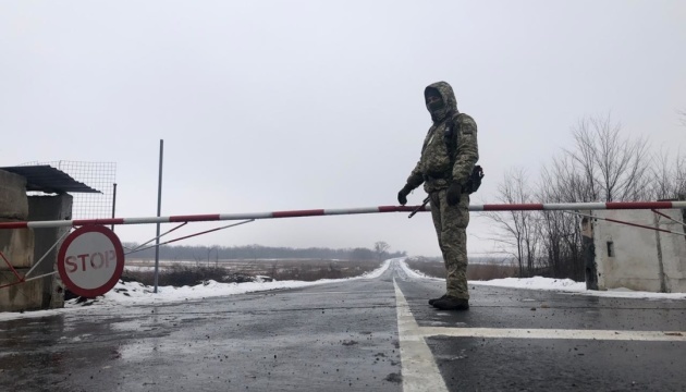 Ukraine closes checkpoints across border with Russia, Belarus