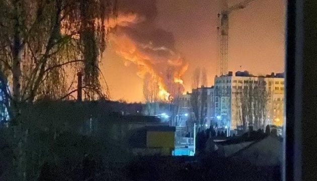 Invasion russe : Vasylkiv touché par des missiles russes, un dépôt pétrolier à proximité en feu