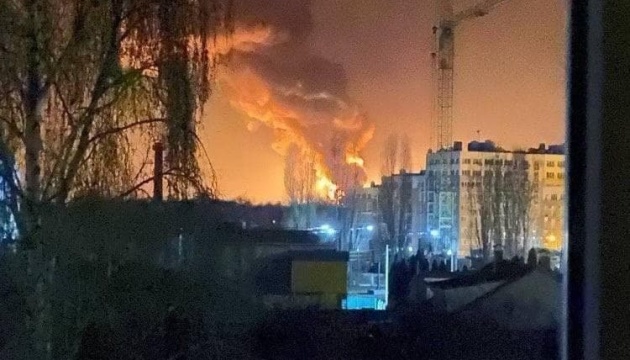 У Василькові після ворожих обстрілів горить нафтобаза