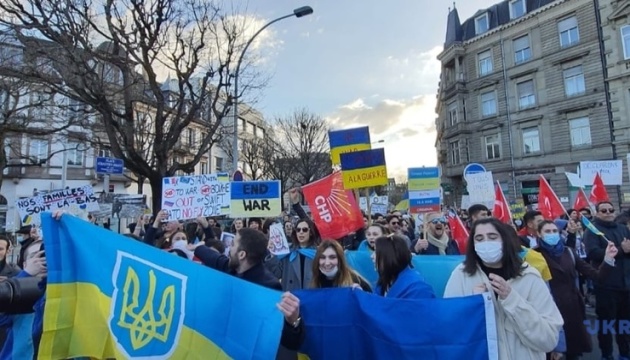 У Страсбурзі більше тисячі осіб вийшли на акцію підтримки України