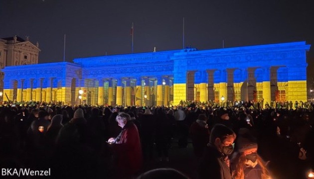 У Відні підсвітили Ворота героїв кольорами прапора України