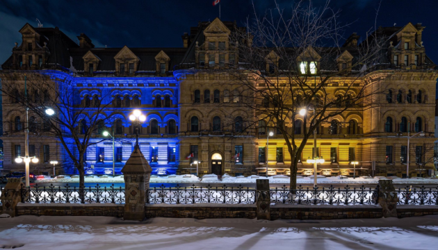 Parlament i Kancelaria Premiera Kanady zostały podświetlone na żółto i niebiesko