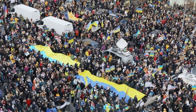 В Праге десятки тысяч человек протестовали против агрессии РФ