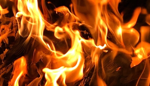 Bombas prohibidas lanzadas sobre Okhtyrka, depósito de petróleo en llamas
