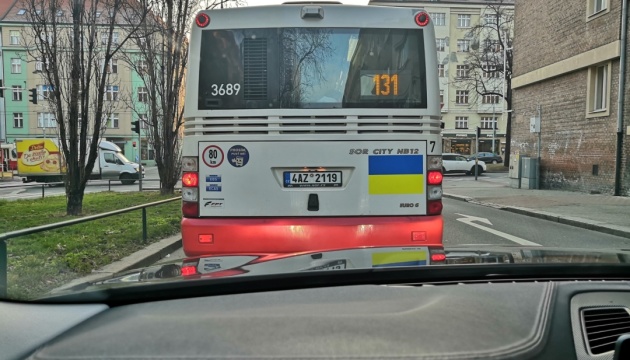 У Празі на весь громадський транспорт нанесли синьо-жовті прапори 