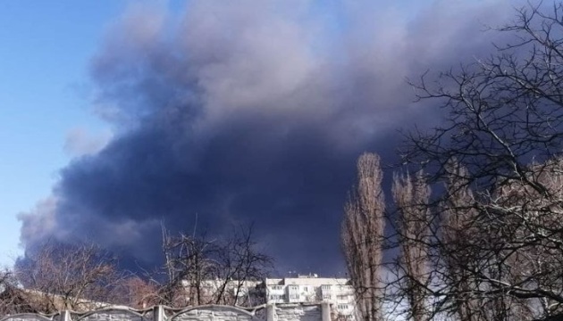 У Чернігові через артобстріл загорівся гіпермаркет, палають будинки
