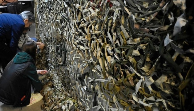 На Вінниччині безхатченки плетуть маскувальні сітки для військових