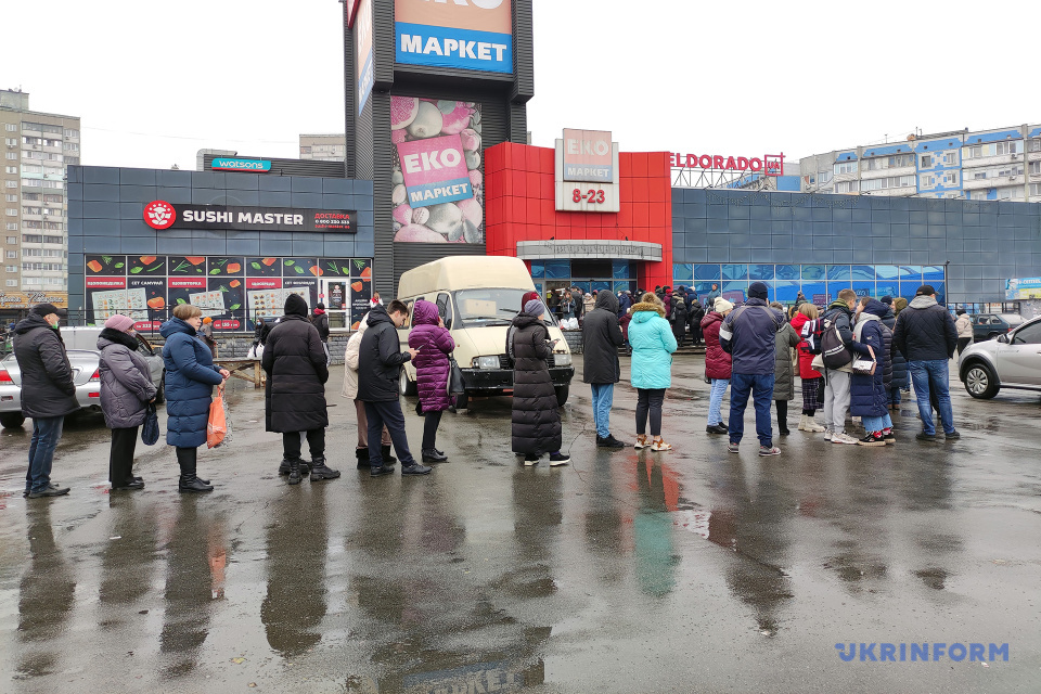 У Києві —  черги в аптеки, банки та до продуктових магазинів / Фото: Геннадій Мінченко 