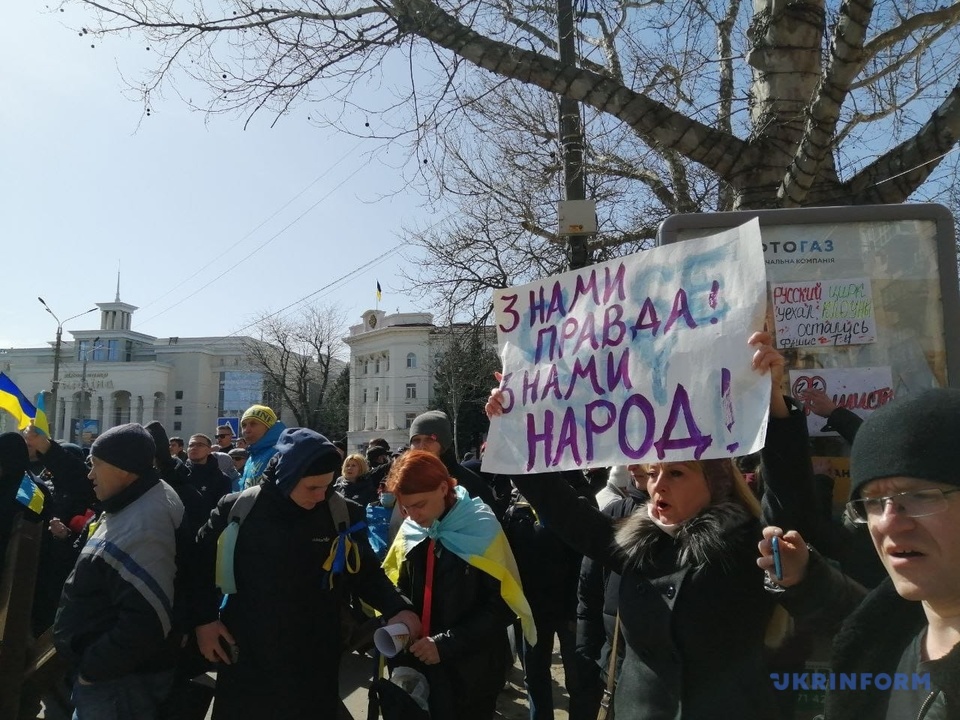 Украинцы радовались. Протесты в Херсоне. Митинг в Херсоне. Лозунги на митингах. Митинг в Каховке.