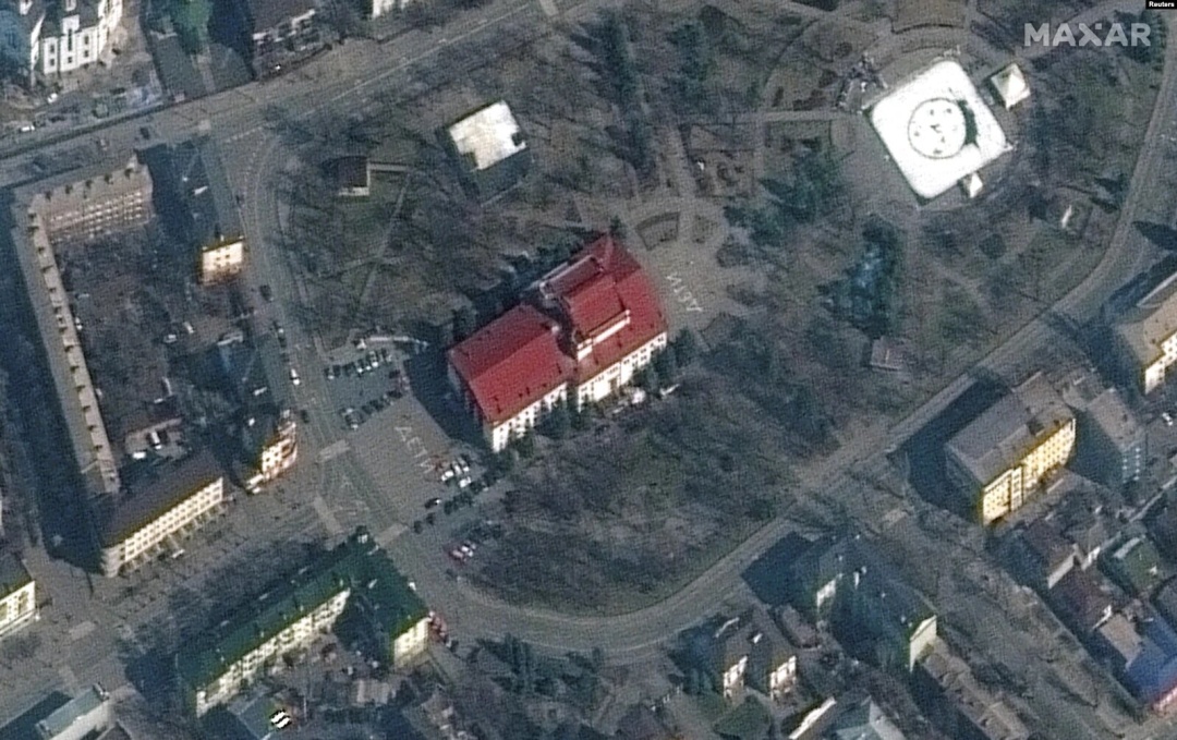 Супутниковий знімок Драматичного театру у Маріуполі, 14 березня 2022 року
