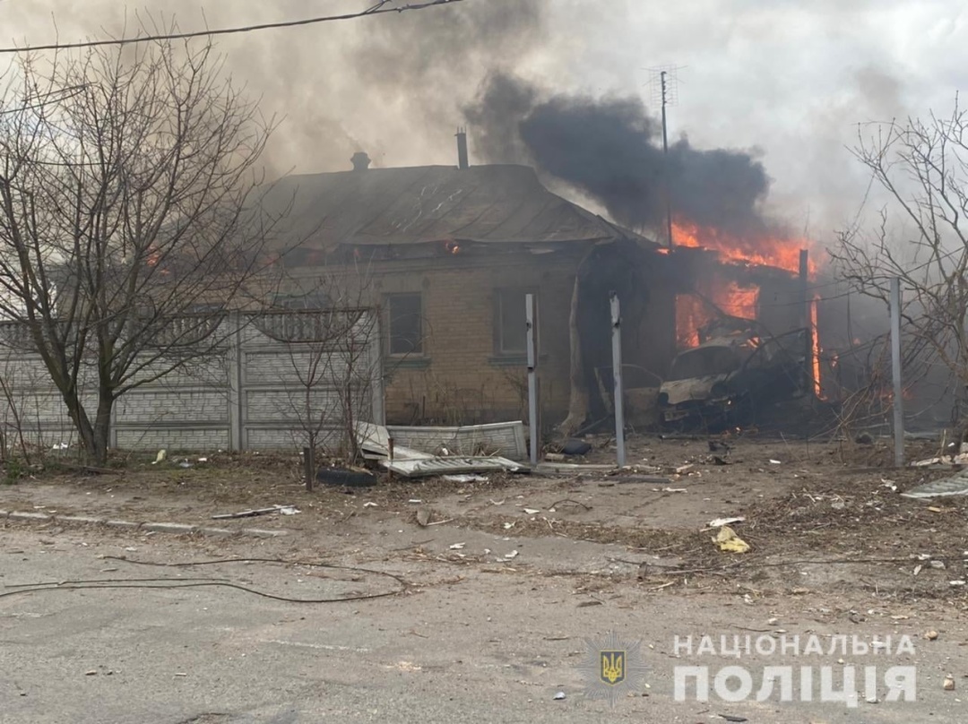 Las tropas rusas bombardean casas residenciales en la región de Kiev, provocando incendios