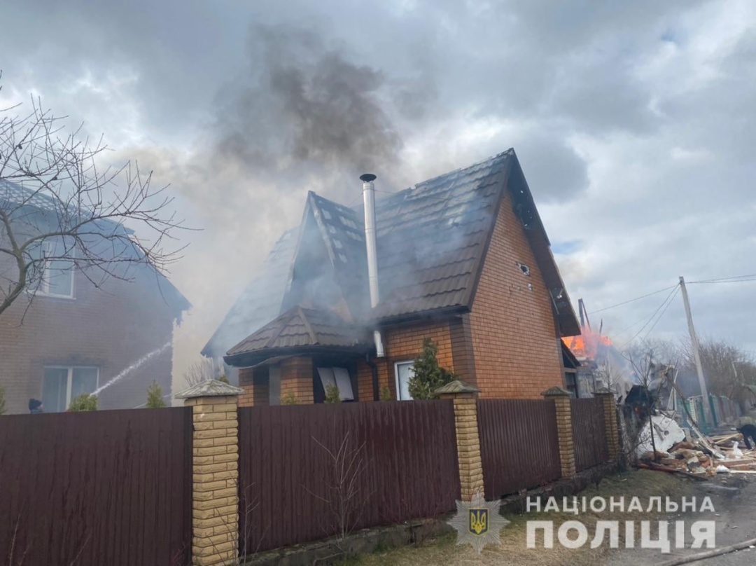 Las tropas rusas bombardean casas residenciales en la región de Kiev, provocando incendios