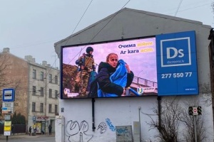 На вулицях Риги запущений мультимедійний проєкт «Очима війни», який показує реалії агресії проти України