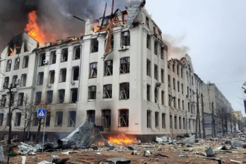 Russische Invasion: Beschuss von Charkiw: Häuser und Dach der Verwaltung des Innenministeriums in Brand