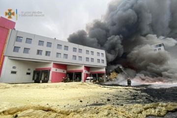 Arden un almacén y un edificio de gran altura cerca de Kyiv tras los bombardeos