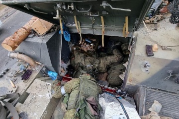El ejército ucraniano elimina a 910 invasores rusos y destruye un avión y un helicóptero en el último día