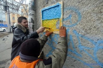 Mieszkańcy Odessy rozkupili materiał na ukraińskie flagi - teraz malują na ścianach