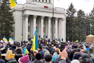 Friedliche Protestdemo in Nowa Kachowka: Russen töten einen und verletzen sieben Menschen