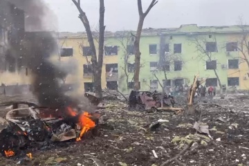 ロシア軍爆撃で東部マリウポリ市の産科病院を爆撃　１７名負傷