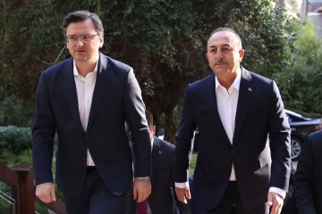 Les ministres des Affaires étrangères ukrainien et turc s'entretiennent avant la réunion tripartite avec leur homologue russe 
