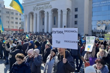 Thousands rally in Kherson, standing against Russian invaders