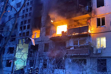 Un proyectil de artillería impacta en un bloque de apartamentos en Kyiv