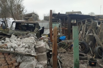 Invasoren befeuern mit Artillerie Häuser in Ortschaft Nysy, Region Sumy