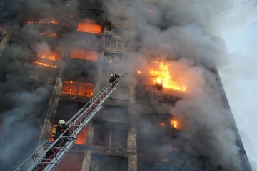 Attaque russe contre Kyiv : 2 morts dans un immeuble de 16 étages en feu