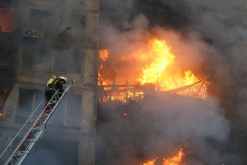 Ostrzał Kijowa - w rejonie Światoszyńskim spłonął 16-piętrowy budynek, zginęły dwie osoby
