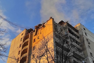 Dos heridos tras el impacto de un misil enemigo en un edificio residencial en Kyiv