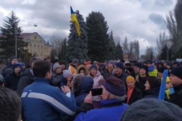 露軍による南部スカドウシク市長拉致受け、市民が抗議集会　後に市長解放