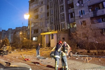 W Kijowie odłamki zestrzelonej wrogiej rakiety spadły na wieżowiec