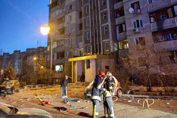 Fragmentos de un misil enemigo derribado dañan un edificio de apartamentos en Kyiv