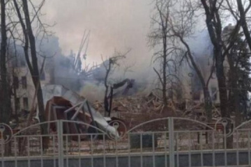 Bombardements du théâtre de Marioupol : 130 personnes secourues 