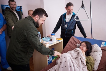 ゼレンシキー宇大統領、負傷住民のお見舞いに病院訪問