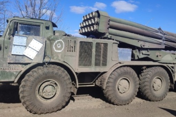 Defensores ucranianos destruyen vehículos enemigos y se llevan un trofeo cerca de Pryluky