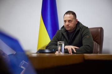 Yermak pide a los representantes de las empresas de inversión internacionales a comprar bonos de guerra ucranianos