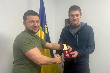 ゼレンシキー宇大統領、解放されたメリトポリ市長に勲章を授与