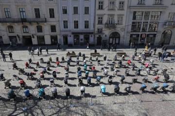 W centrum Lwowa ustawiono 109 pustych wózków - dla upamiętnienia dzieci zabitych przez wroga